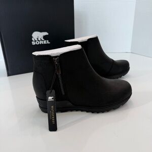 Sorel Evie Zip Leather. Women's size 8.5 NEW in box